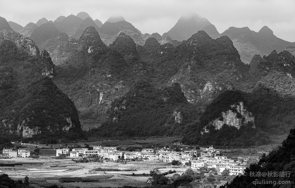 黑白万峰林